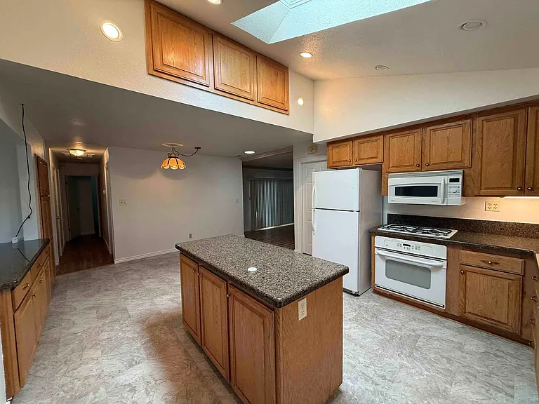 153 Waterglen Cir — Photo 33