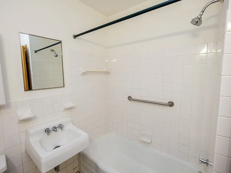 Pleasant Ave Apartments — Photo 24