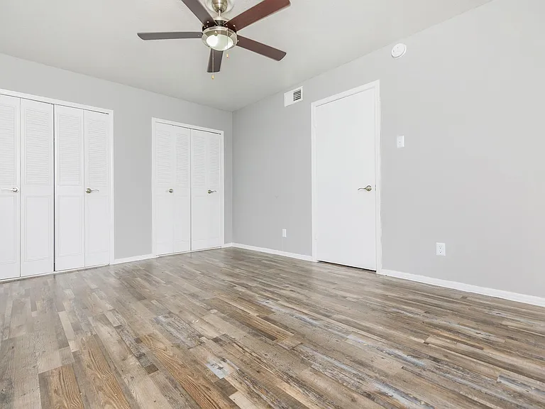 Camelot Apartments — Photo 33