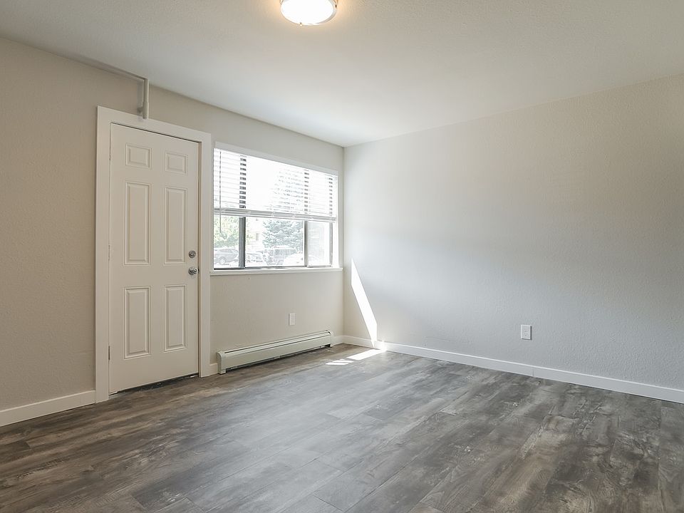 795 30th St Living Room