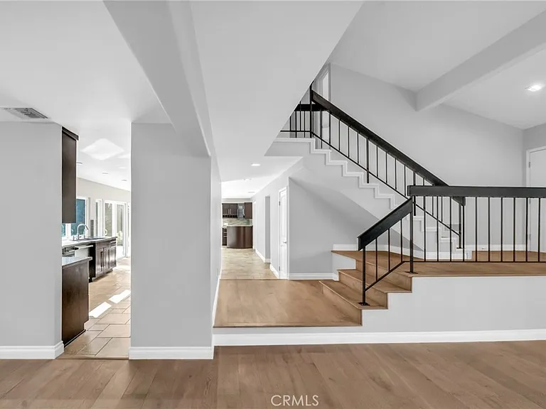 4642 Poe Ave — Photo 9
