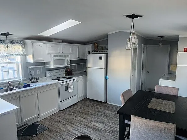 6 Ledgemere Ln, Lewiston, ME 04240
