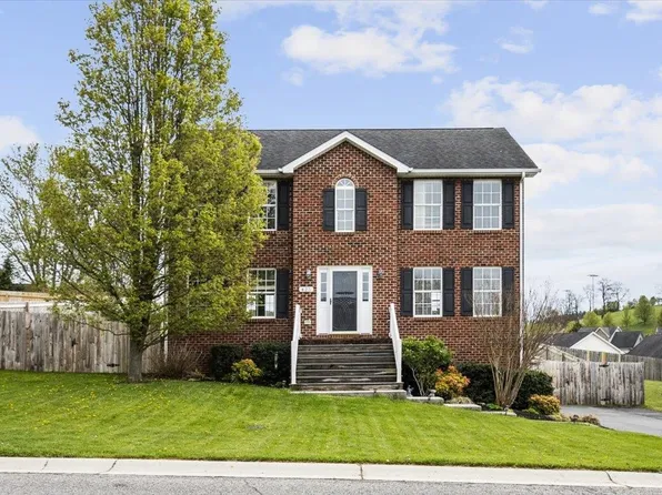 425 Majestic Dr, Christiansburg, VA 24073