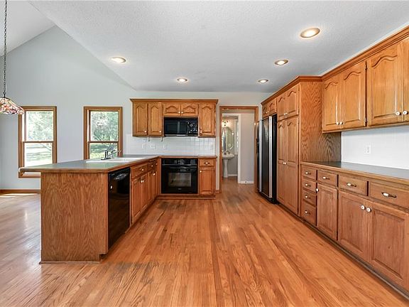 3rd image of 9919 Howard Rd