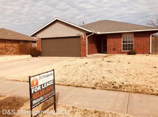 1043 NW 19th St, Moore, OK 73160