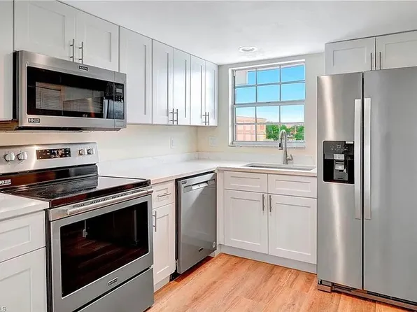 1900 Alamanda Dr APT 202, Naples, FL 34102