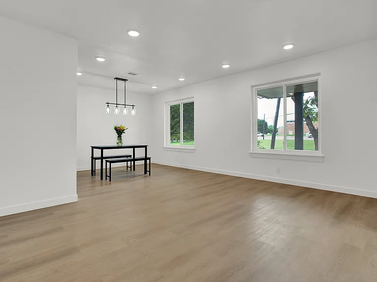 2910 W Crawford St — Photo 6