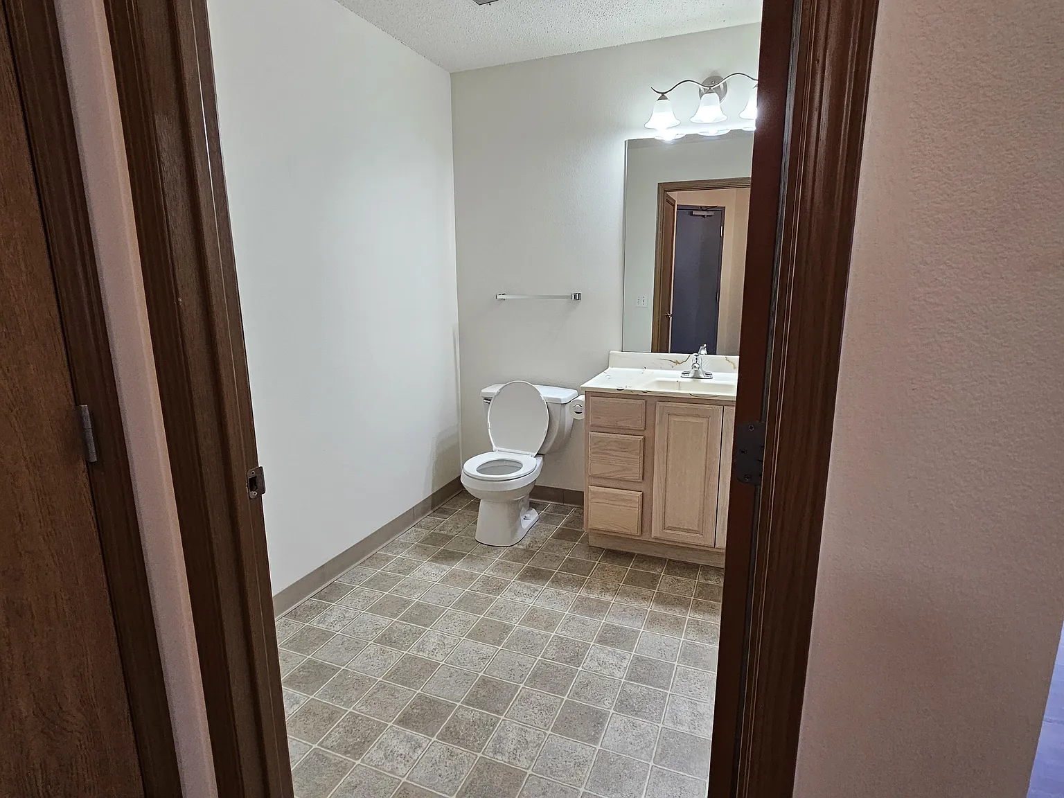 2 bed, 1.5 bath, 1410 sqft, $1,800 — Photo 3
