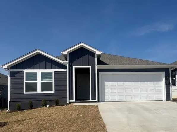 303 NW Granny Smith St, Gentry, AR 72734