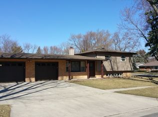 894 Parkway Ave, Elgin, IL 60120