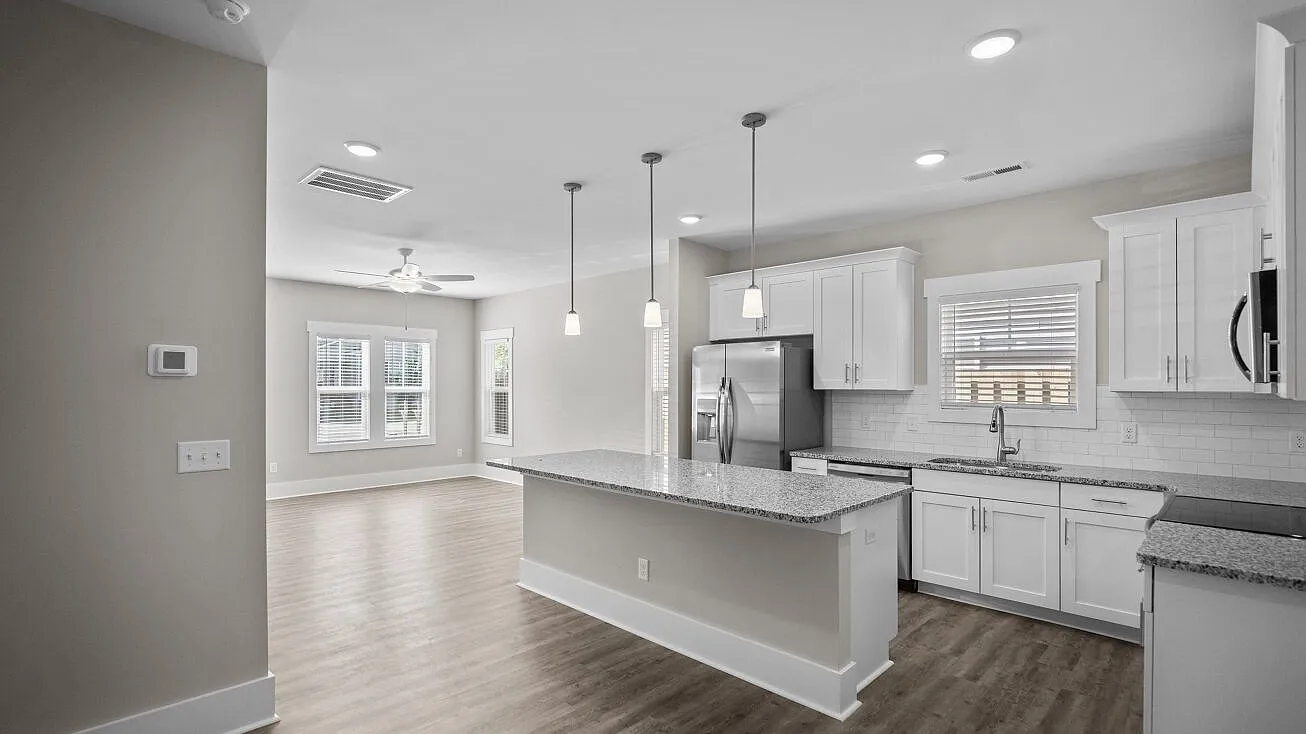 4 bed, 2500 sqft, $2,400 — Photo 2