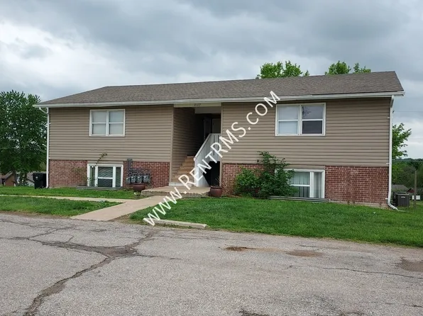 2127 SE 30th St APT A, Topeka, KS 66605