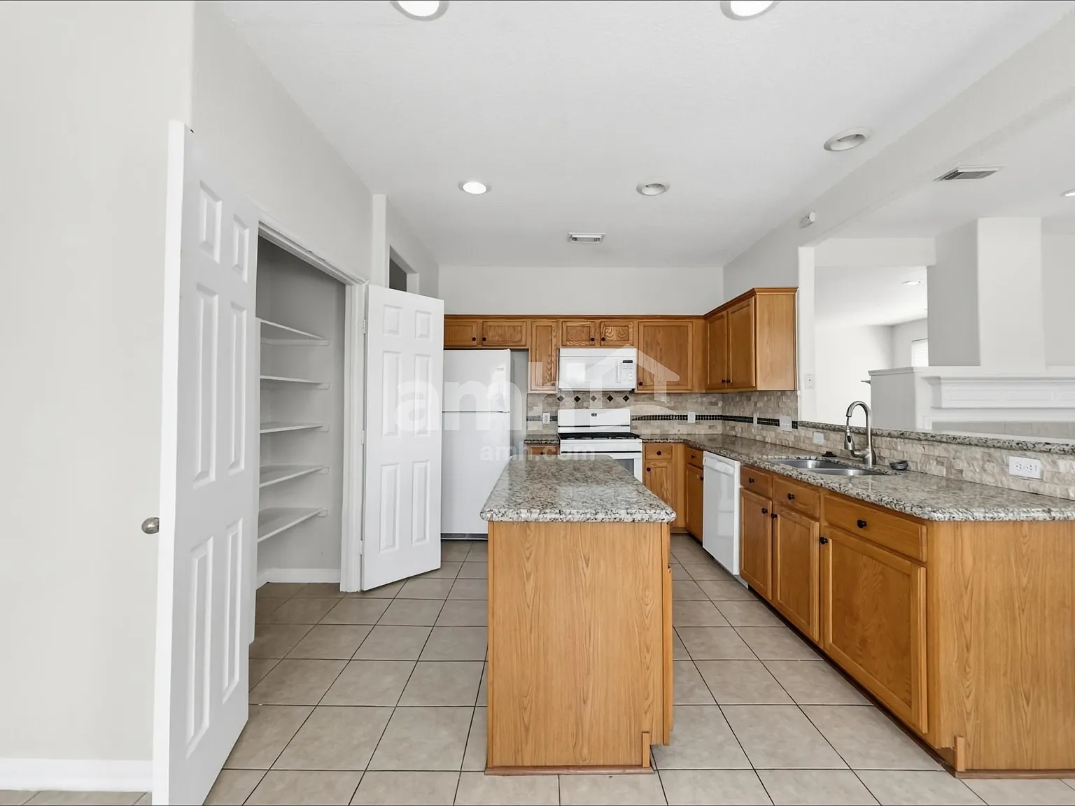 3 bed, 2.0 bath, 2240 sqft, $2,350 — Photo 3