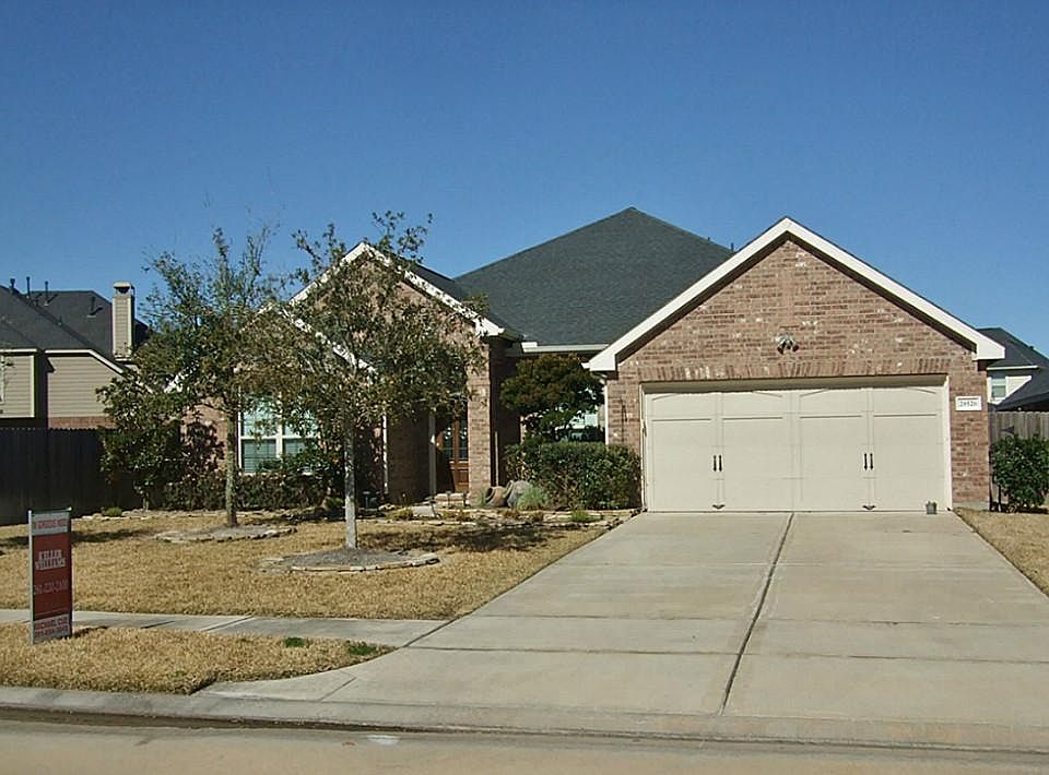 Welcome Home! This spacious 4 BR with study, game room, and a bonus room is the perfect home for you