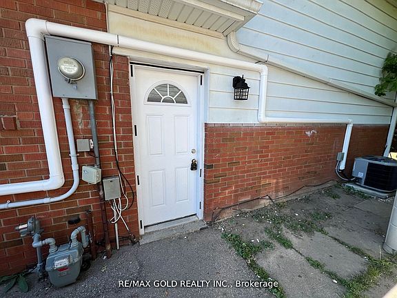 2nd image of 156 Mooregate Cres