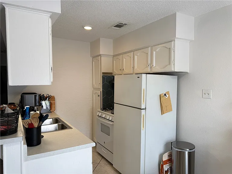 1533 Hillside Dr — Photo 12
