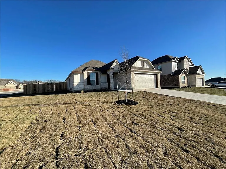 917 Hollyhock Dr — Photo 2