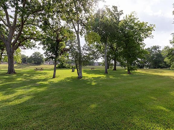 2nd image of 723 Deer Hollow Dr