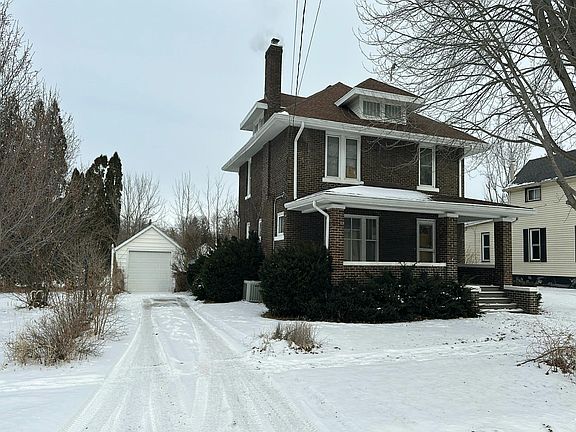 3rd image of 528 W Chestnut St