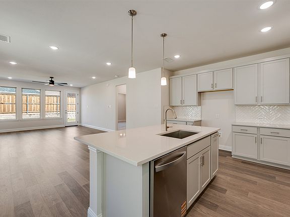 4th image of 1707 Sandy Pond St