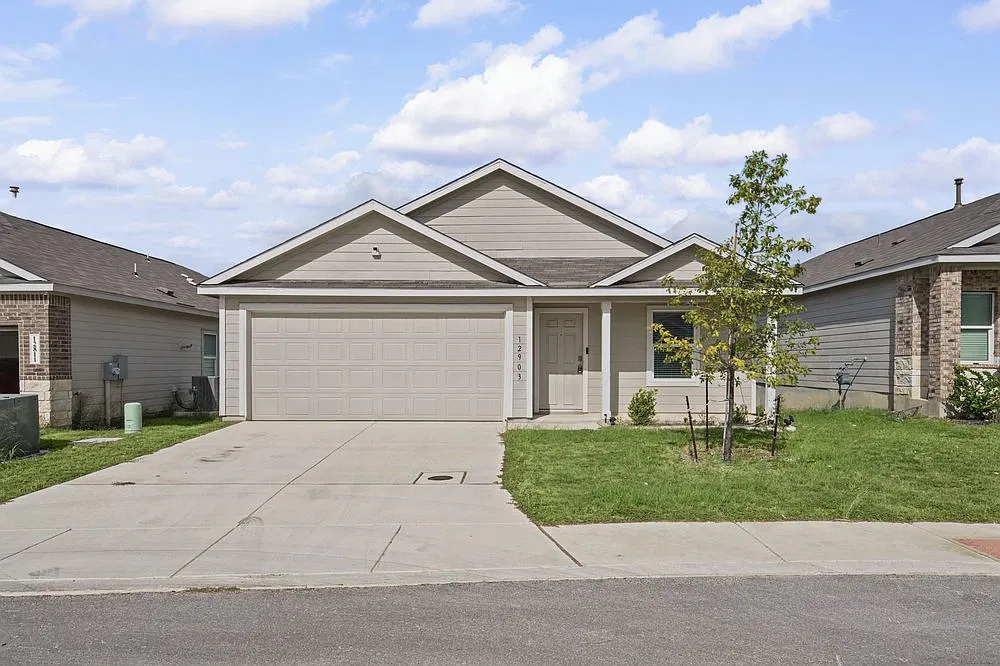 Spacious 4-Bed Home with Fenced Yard and Garage in St. Hedwig Modern Comforts, Great Value! — Photo 1