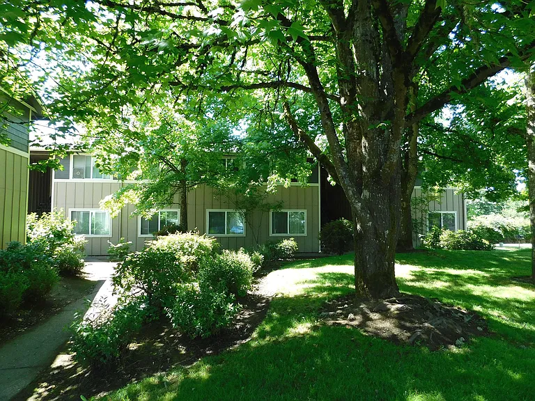 Fountain Court Apartments — Photo 12