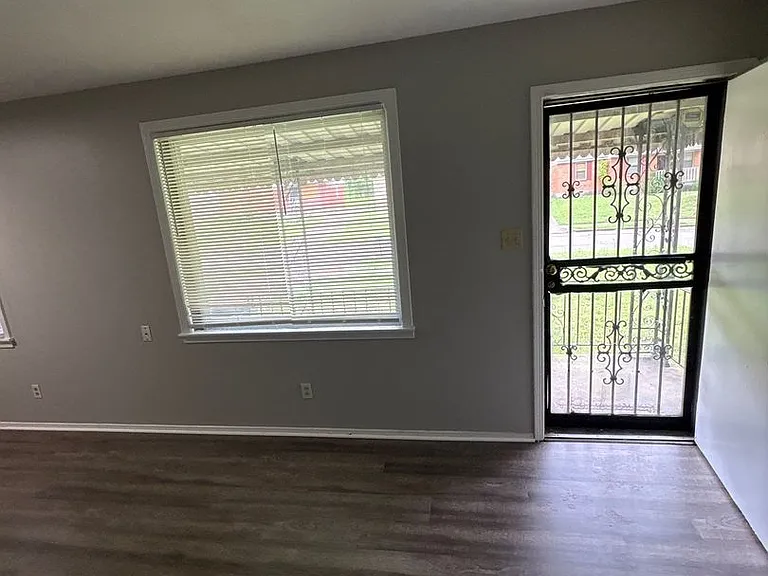 1541 Roosevelt Ave — Photo 11