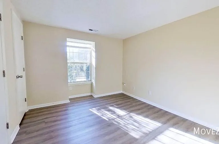 1641 Arlyn Cres E — Photo 17