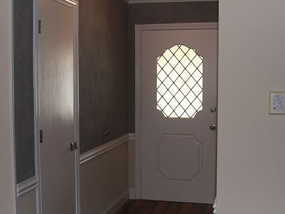 Entrance w/ lg. coat closet