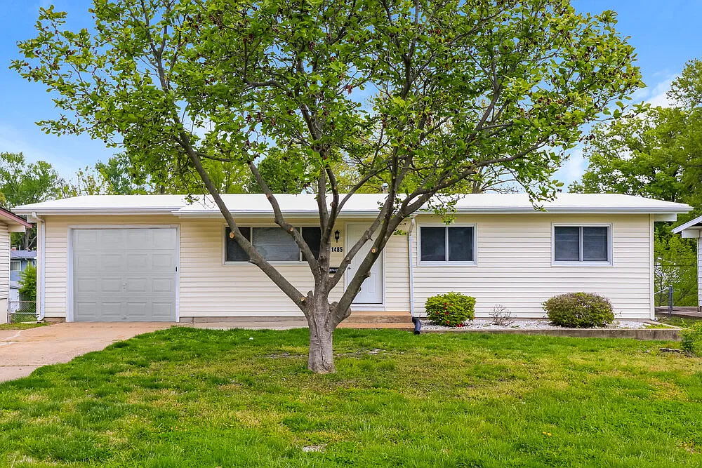 4 bed, 1.5 bath, 912 sqft, $1,810 — Photo 1