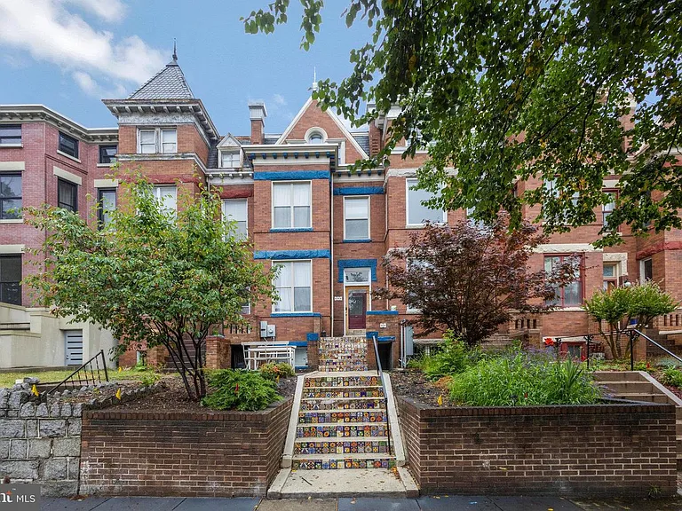 30 R St NE — Photo 1