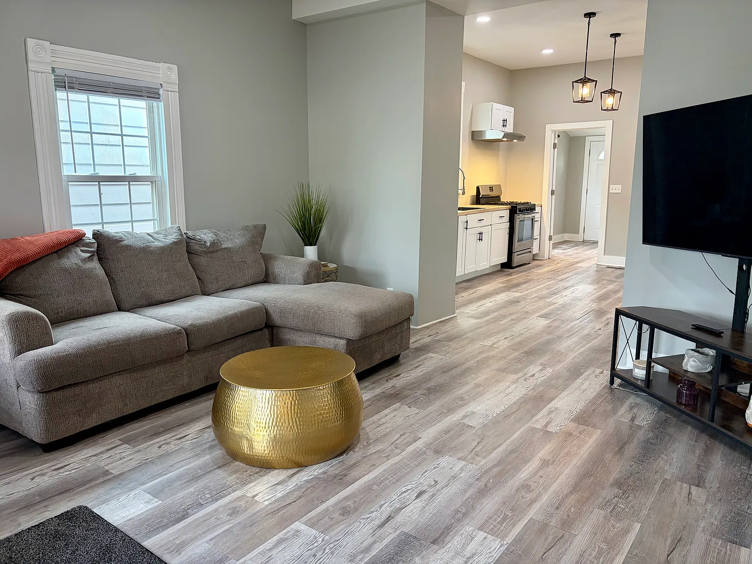 3 bed, 1096 sqft, $1,900 — Photo 2