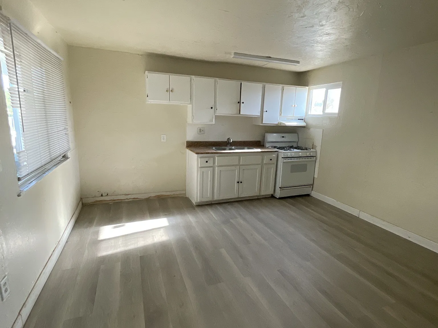 21929 Markham St — Photo 1