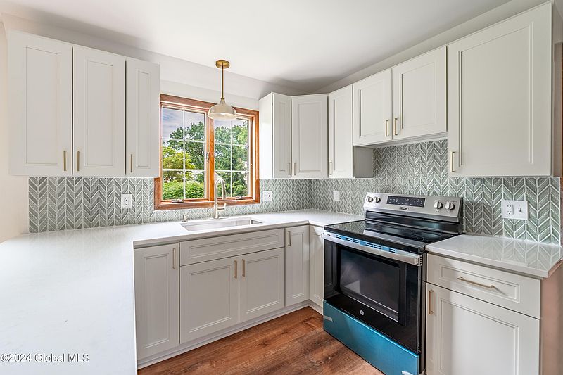 3rd image of 137 Acorn Drive