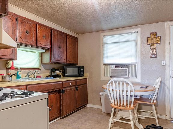 2nd image of 709 S Elm St