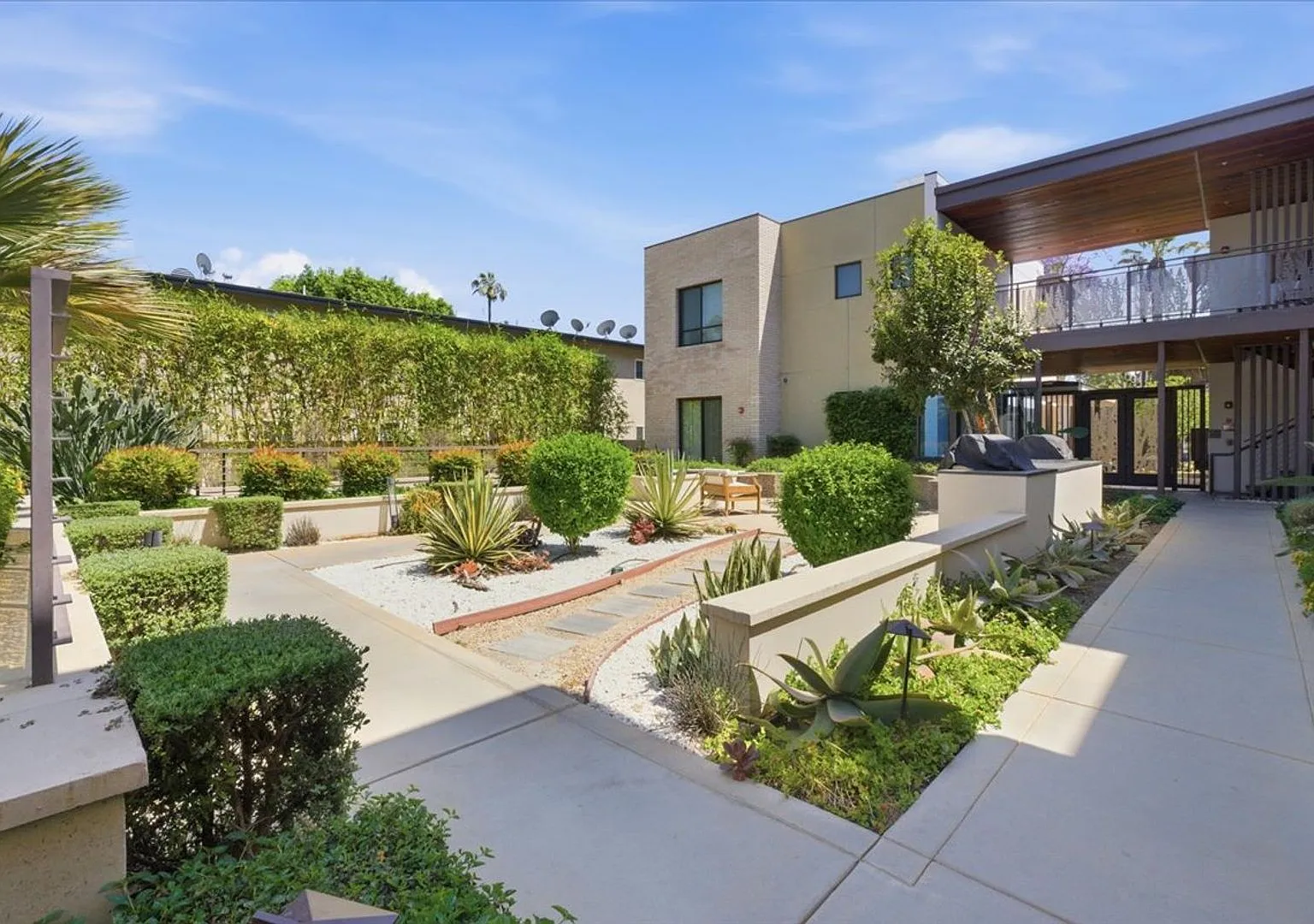 spacious 2-Bedroom, 2-Bath Residence with Private Parking in Pasadena — Photo 3