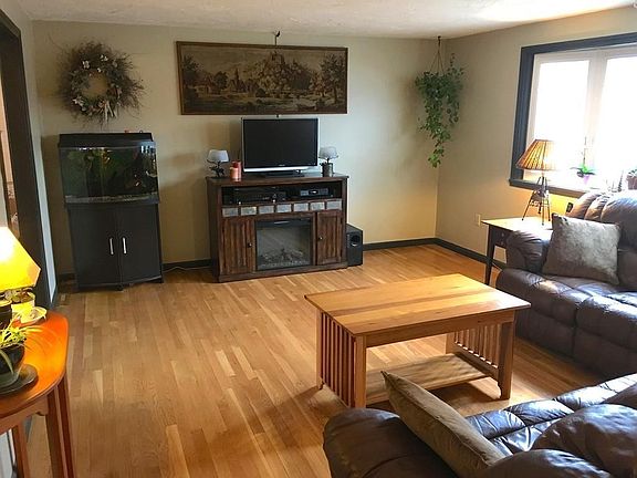 3rd image of 17 Redwood Dr