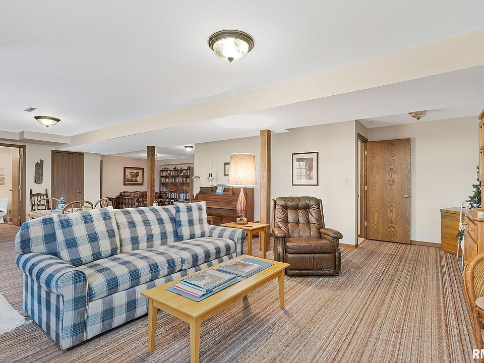 1st image of 8 Deer Hollow Dr