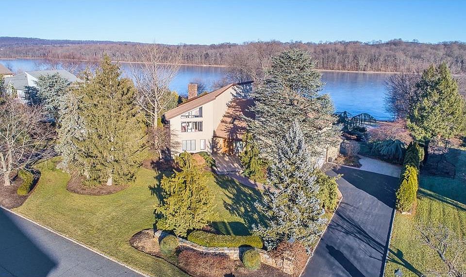 1st image of 18 Fieldstone Ct
