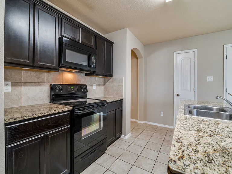 2302 Tombstone Rd — Photo 5