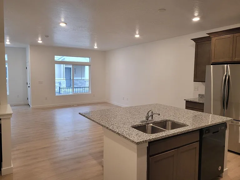 4250 W Bromwell Ct — Photo 2