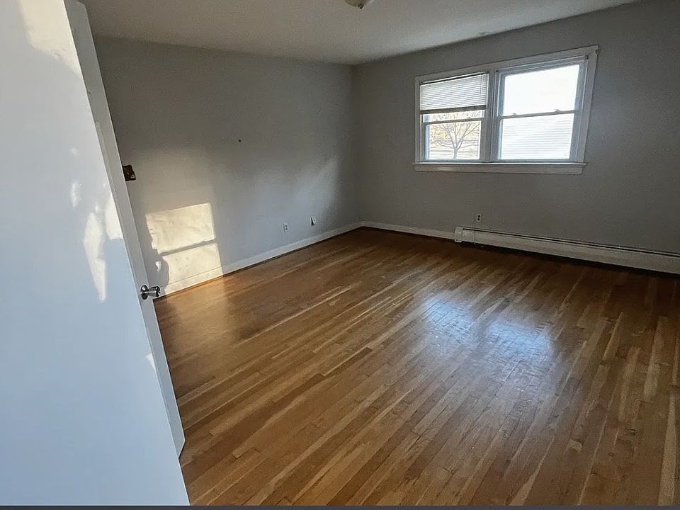 1st image of 4549 Vauxhall Rd Room 1