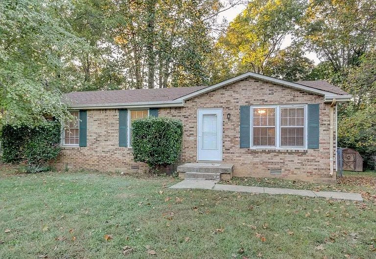 398 Louise Ln — Photo 1