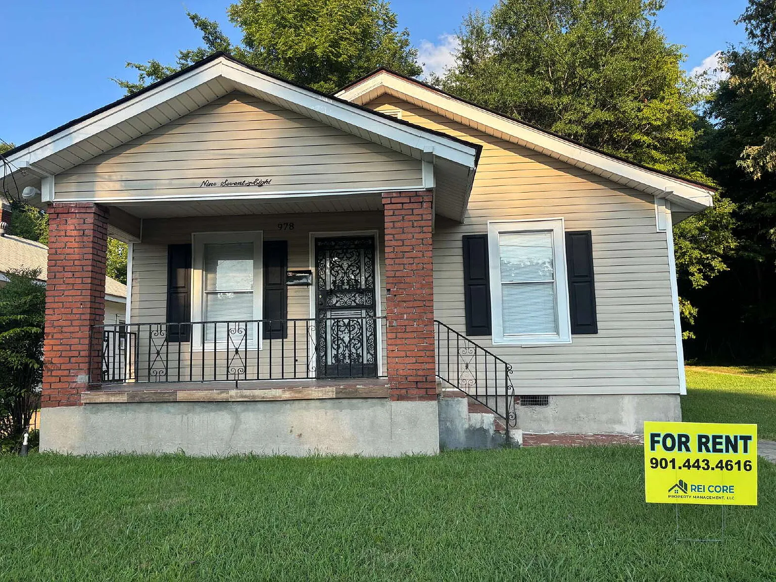 3 bed, 1.0 bath, 884 sqft, $1,200 — Photo 1