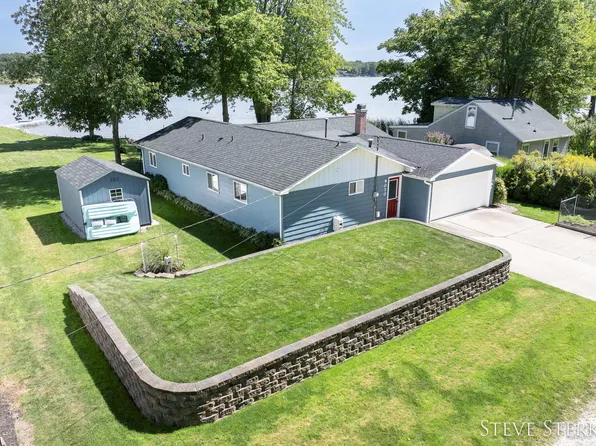 9070 Wellington Dr, Newaygo, MI 49337