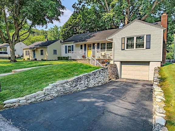 3rd image of 1040 Tulip Ln