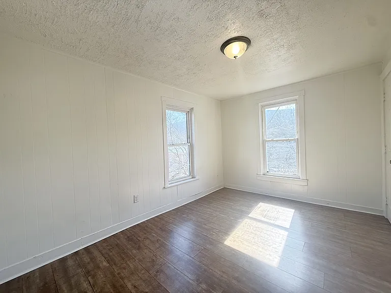 110 E Market St #7 — Photo 6