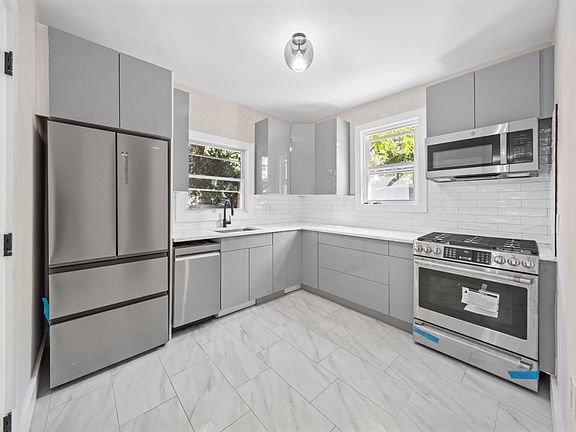 4th image of 561 Grand Ave Unit 2
