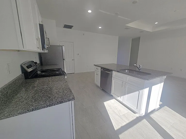 940 Sterling St E — Photo 14