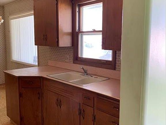 5th image of 985 Westergard Ave